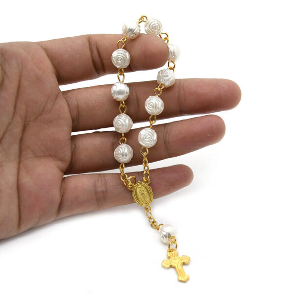 H453c2dfa32204f2e85ad6cd1e3d0472as Komi Wholesale Religious Pearl Roses Carved Alloy Virgin Mary Medal Center Cross Crucifix Pendant Rosary Bracelet Hanging Car