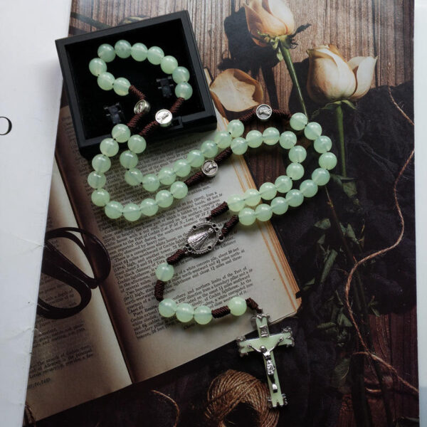 Komi Hot Selling Acrylic Luminous Beads Cross Rosary Necklace 59 Beads Madonna Crucifix Pendant Jewelry Necklaces Pendant