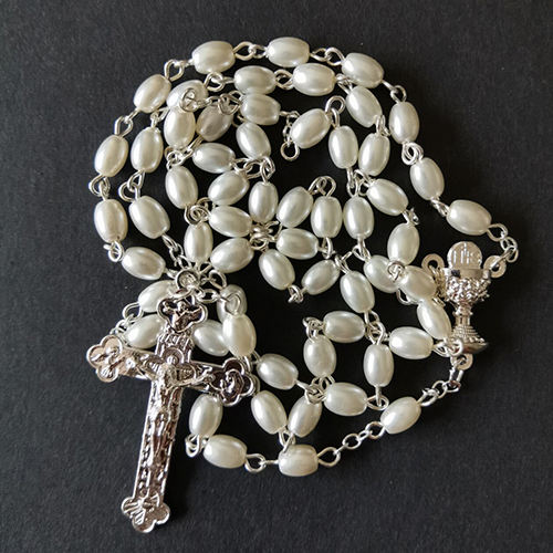 Komi Hot Sell Rosary 5*7mm Glass Pearl Necklaces Religious Rosary Trophy Medal Center Alloy Cross Jesus Necklace for Pary
