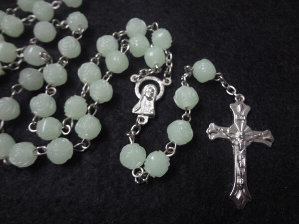 7221e8e459de1b54438c46b40c7c50f1_H38ae04b1bd3c4722be60136fda379221D_avif=close&webp=close Luminous Cross Necklace Religious Jewelry 8mm Plastic Luminous Rose Embossed Bead Necklace