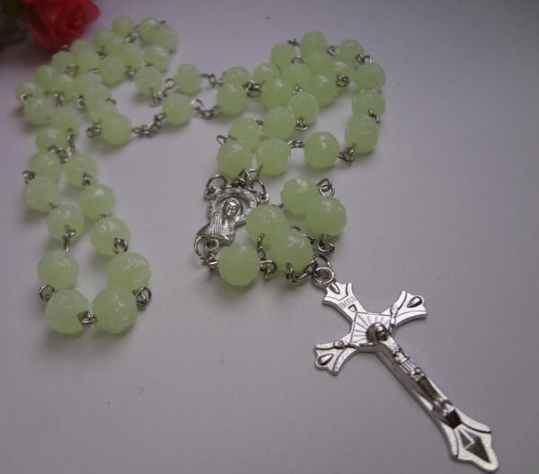 7a4e041e9eee98338288832695994d9e_Hffb20a47f3584d68a91dd18f3b14a317f_avif=close&webp=close Luminous Cross Necklace Religious Jewelry 8mm Plastic Luminous Rose Embossed Bead Necklace