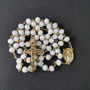 Komi 2023 Hot Sell Rosary 8*6mm Crystal Cut Face White AB Religious Rosary Gold Plating Jesuss Cross Maria Medal Necklace