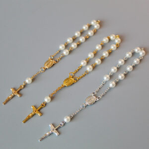 Komi Wholesale Religious Pearl Rosary Carved Alloy Guadalupe Our Lady Medal Center Cross Pendant Rose Bracelet Religious Jewelry