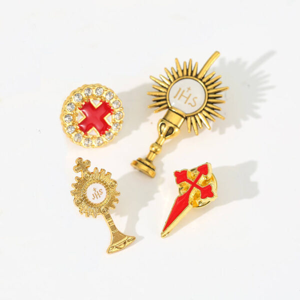 Hf0fbeb0ec39f4ca9955ed8c6545717a3P KOMI Gold Cross Brooch for Men Tie Pins Enamel Lapel Pins Brooches for Bags Hats Clothing Suit Accessories Religious Gifts
