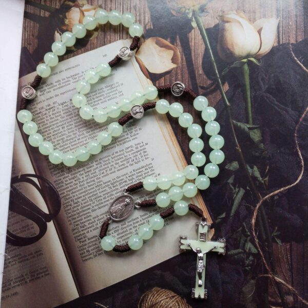 Komi Hot Selling Acrylic Luminous Beads Cross Rosary Necklace 59 Beads Madonna Crucifix Pendant Jewelry Necklaces Pendant