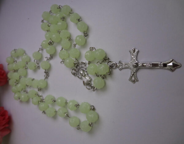 dd802697e101359be7269581a23defeb_Hc5fccb846fbc41fea4ac641149f00178r_avif=close&webp=close Luminous Cross Necklace Religious Jewelry 8mm Plastic Luminous Rose Embossed Bead Necklace