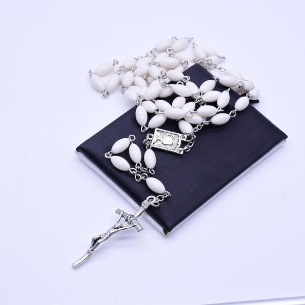 2024 Komi Wholesales Religious White Acrylic Beads Cross Pendant Virgin Mary Beads Catholic Rosary Necklace