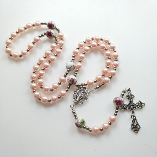 2023 Komi Hot Selling Pink Glass Rosary Beads Cross Pendant Necklaces Pearl Crucifix Religious Jewelry