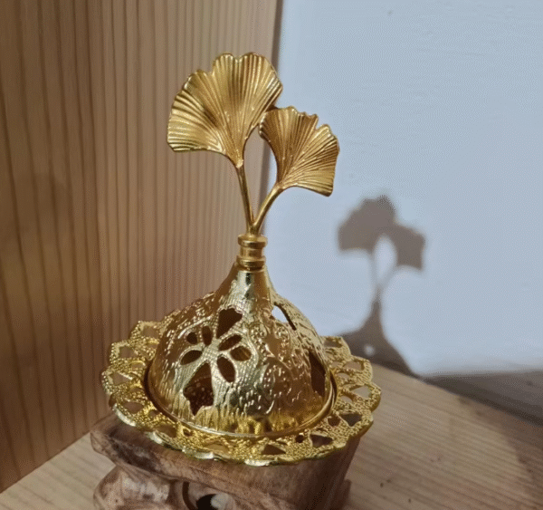 Hot Selling Gold Hollowed Out Middle Eastern Arab Small Incense burner Metal Aromatherapy Sandalwood Furnace Tower