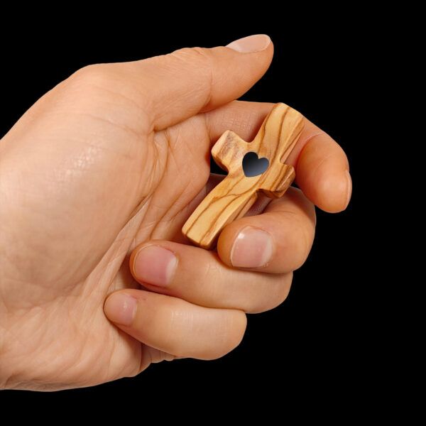 Hot Selling Walnut Cross My Heart Encouragement Gift Handheld Thumb Cross Olive Wood Gift Religious Cross Jewelry