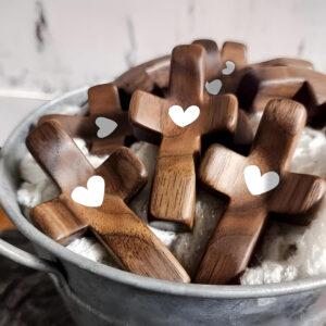 Hot Selling Walnut Cross My Heart Encouragement Gift Handheld Thumb Cross Olive Wood Gift Religious Cross Jewelry