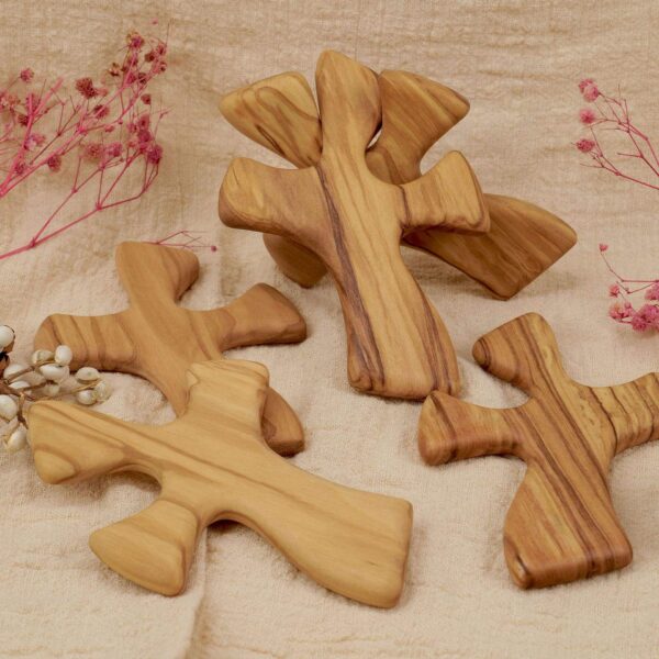 a7b022c0e95c99b9770164dd65ee4c00_H4943c54d31b54b3d815cfbd9d30f95bbQ_avif=close&webp=close KOMI 2024 New Wooden Decorative Cross Gift Olive Wood Prayer Cross Held in Hand